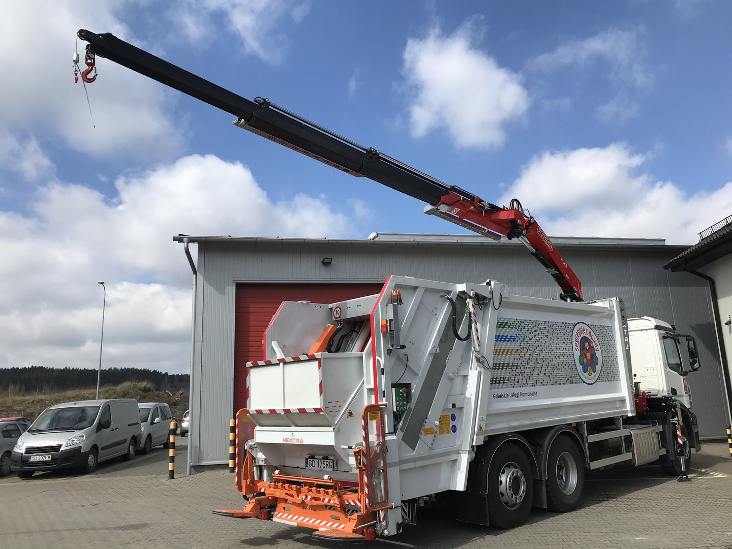 Nowoczesna śmieciarka z dźwigiem