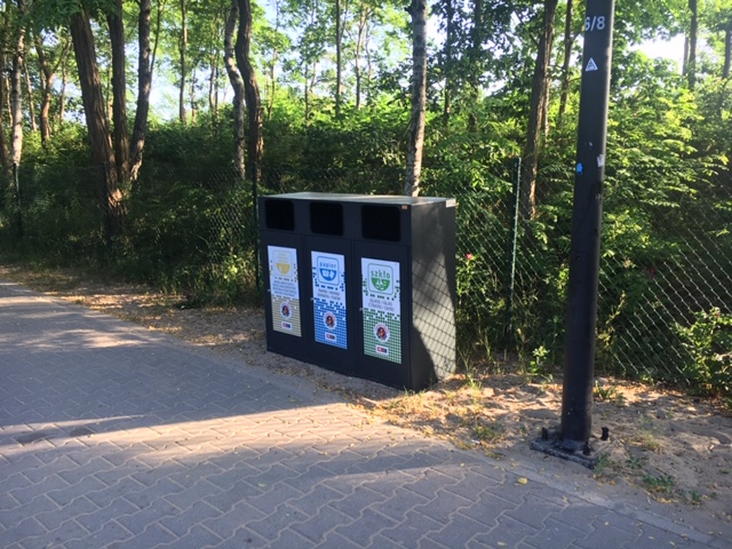 Pojemniki do segregacji w pasie nadmorskim. 